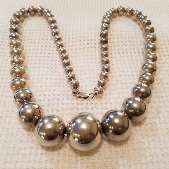 Sterling silver necklace graduated size of spheri